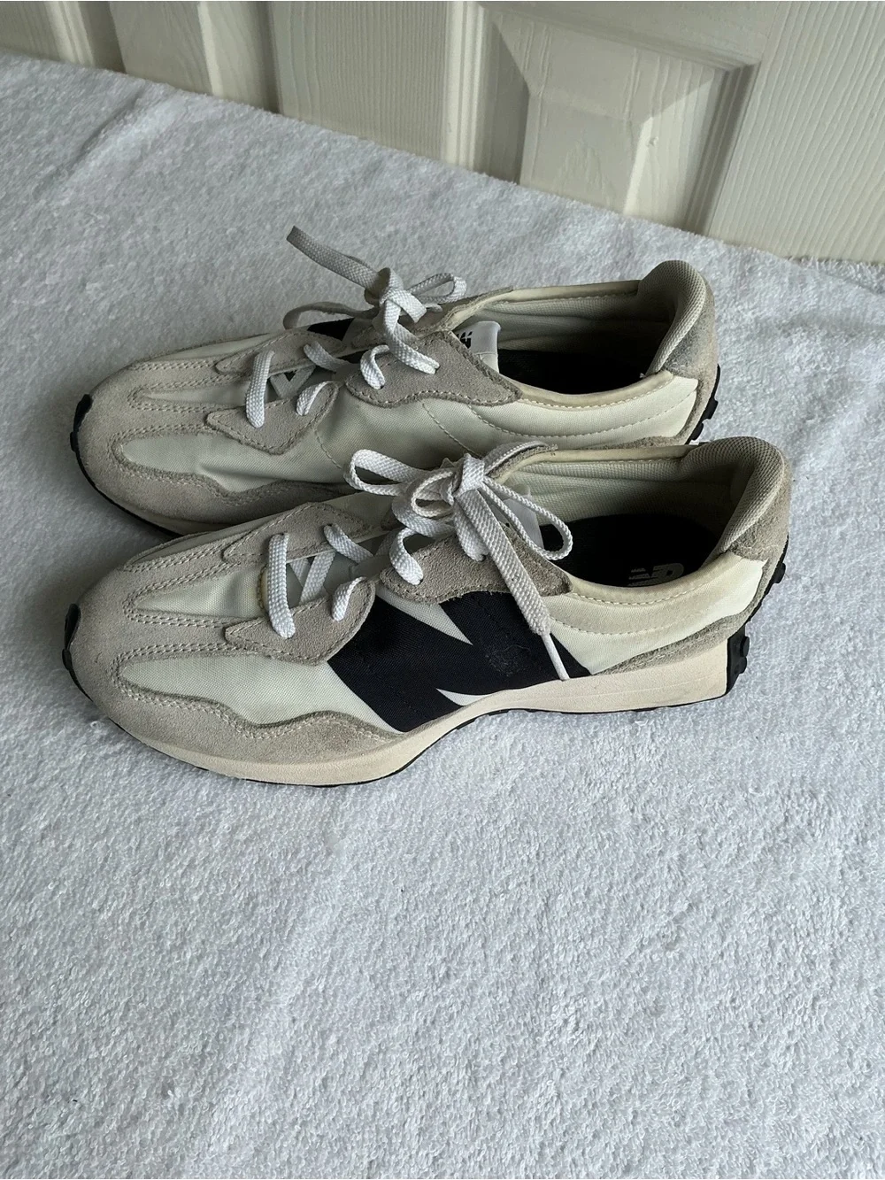 New Balance 327 Sneakers in Cream and Black Sz 5